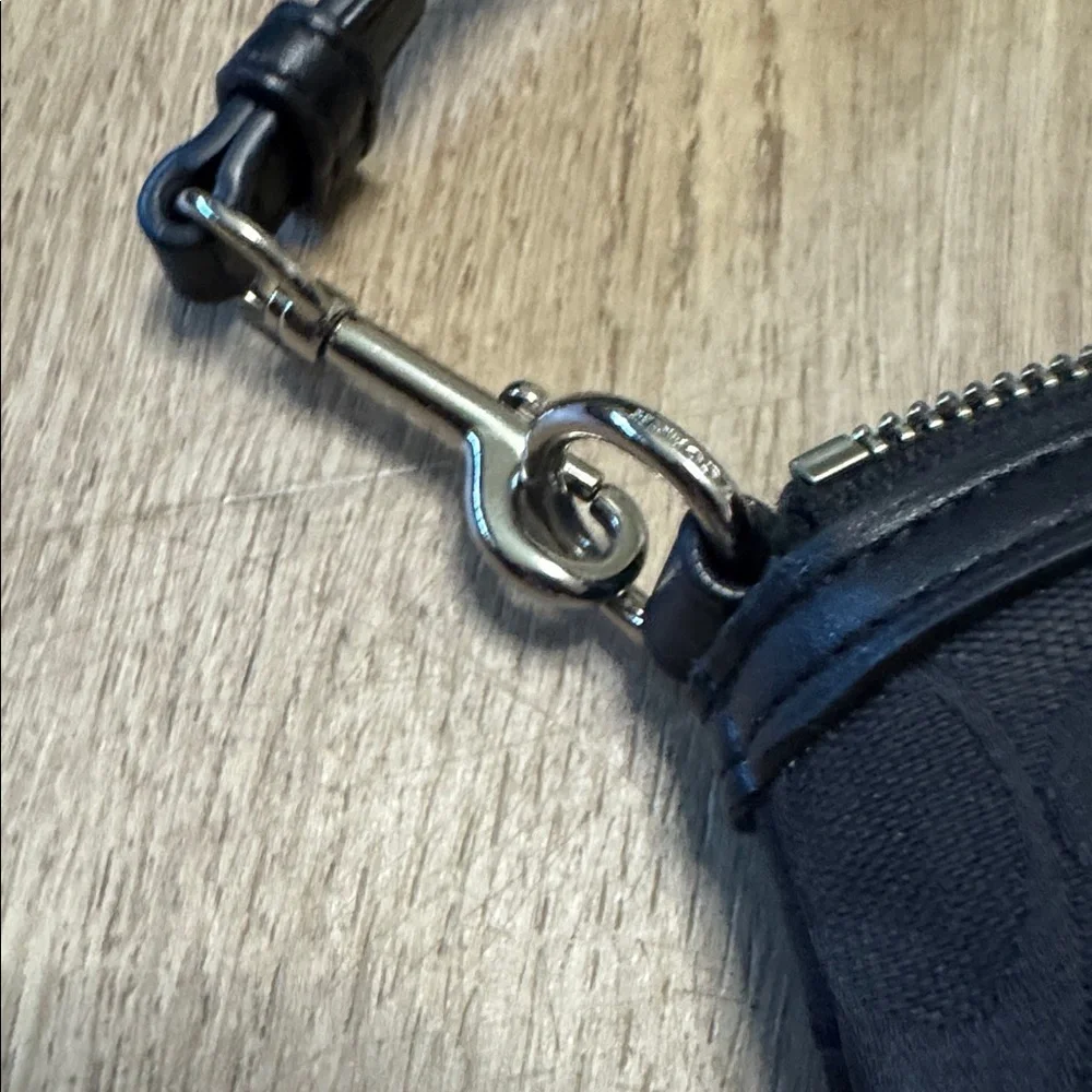 Coach Black Signature purse in good condition - Picture 5 of 8